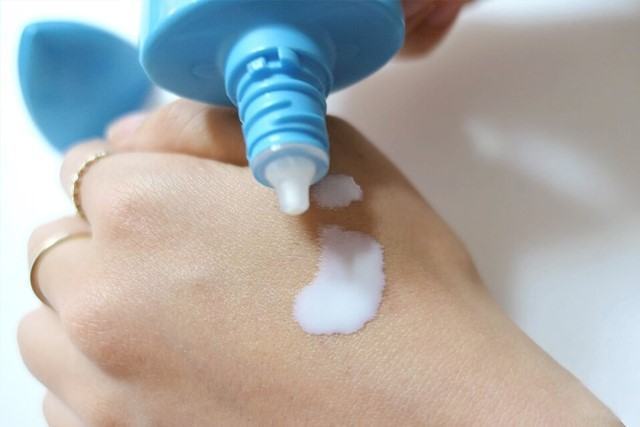 Senka Perfect UV Essence có kết cấu mỏng nhẹ, lỏng như nước khi tán trên da và thấm khá nhanh