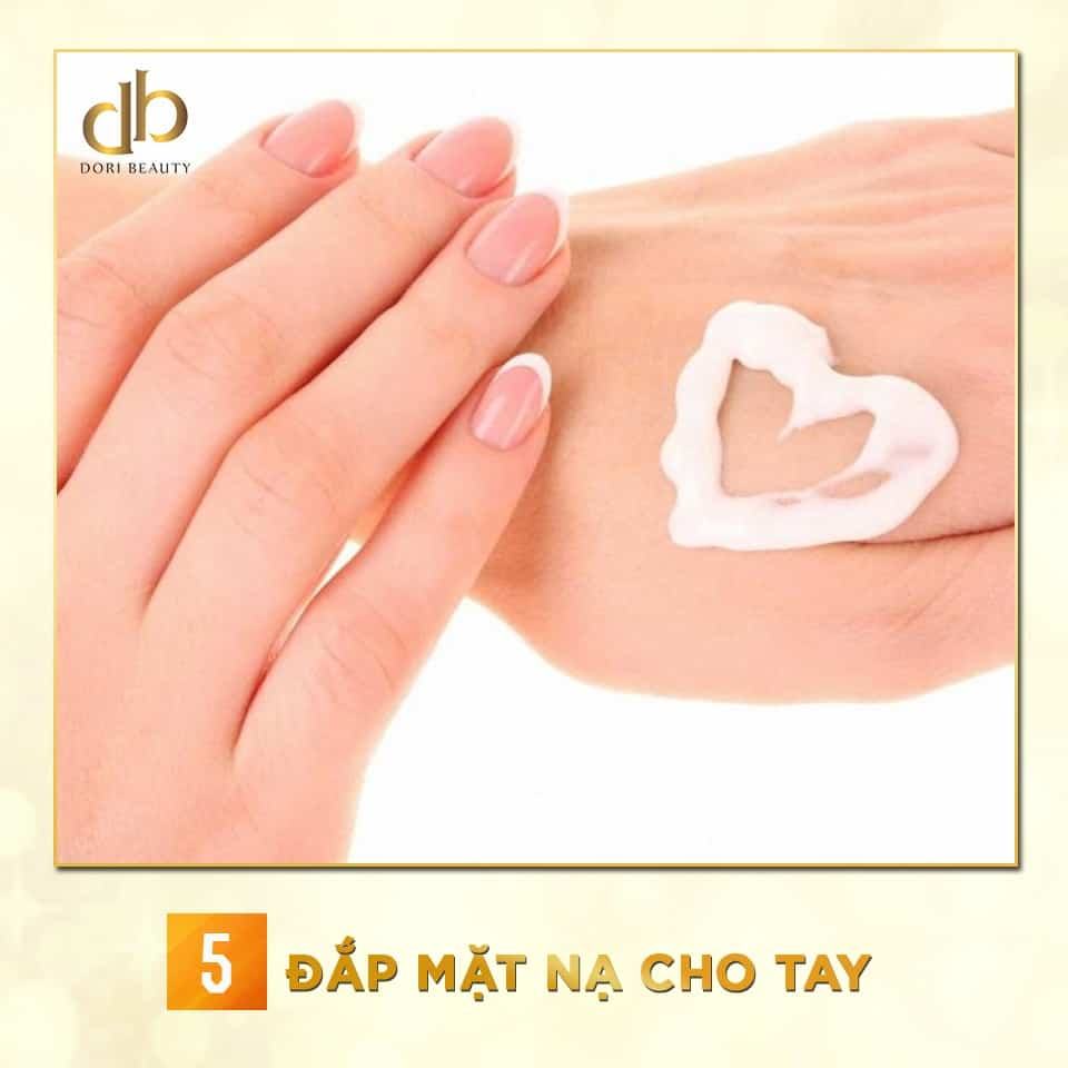 Đắp mặt nạ cho tay