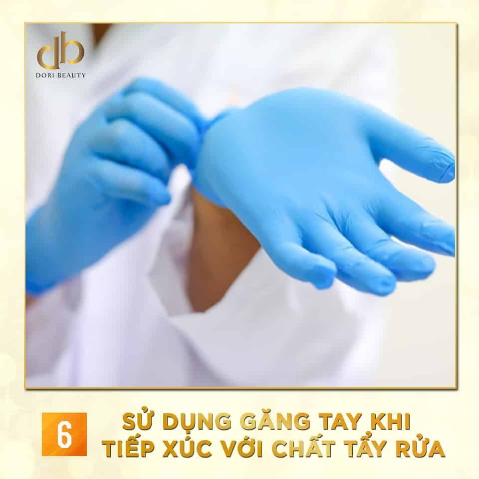 Sử dụng găng tay khi tiếp xúc với chất tẩy rửa